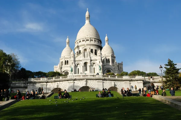 Les gens marchent et se détendent devant la Basilique du Sacre Cœur — Photo