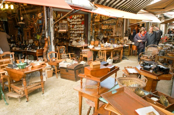 Mensen winkelen op de rommelmarkt — Stockfoto