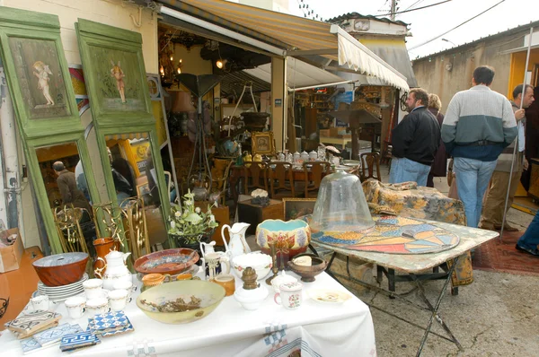 People shopping at the flea market — Stock Photo, Image