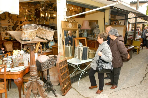 Människor som handlar på loppmarknad — Stockfoto