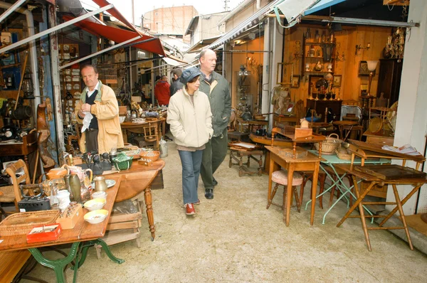 People shopping at the flea market — Stock Photo, Image