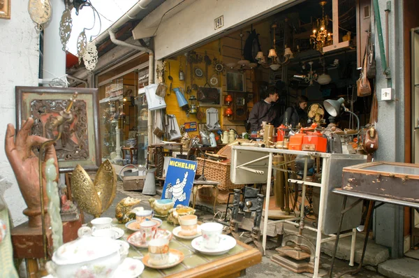 People shopping at the flea market — Stock Photo, Image