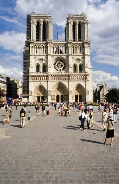Pessoas caminhando em frente à catedral Notre Dame — Fotografia de Stock
