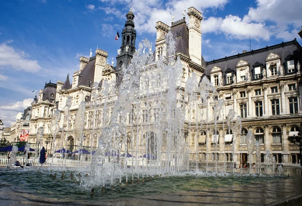 Çeşme Paris Belediye binasında önünde — Stok fotoğraf