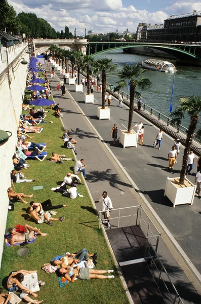 Menschen sonnen sich am Fluss Seine — Stockfoto