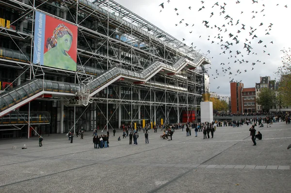 Persone a piedi di fronte al Centro Georges Pompidou — Foto Stock