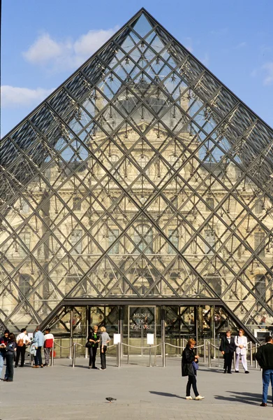 Emberek séta a párizsi Louvre Múzeum előtt — Stock Fotó