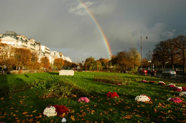 Arcobaleno in un parco a Parigi in Francia — Foto Stock