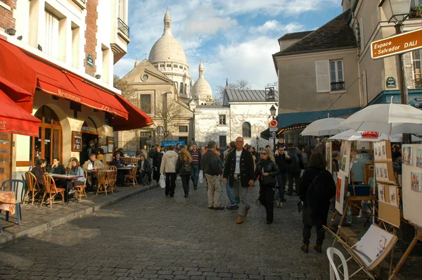 Les gens faisant du shopping au marché de Monmartre — Photo