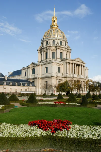 Les Invalides es un complejo de museos y tumbas en París — Foto de Stock