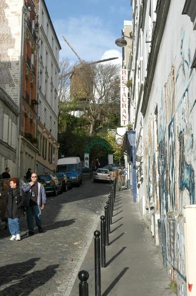 Les gens se réveillent dans le quartier de Monmartre à Paris — Photo