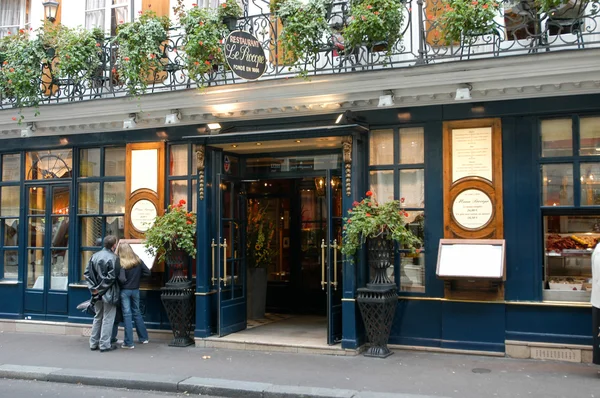Paris bir sokak Restoran içme ve yemek yeme insanlar
