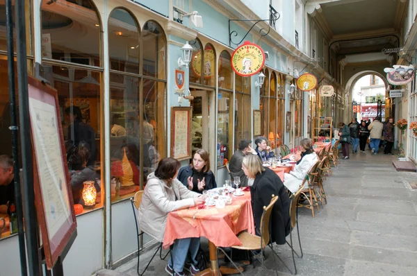 Les gens mangent et boivent dans un restaurant de rue de Paris — Photo