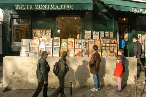 Människor som handlar på marknaden av Montmartre — Stockfoto