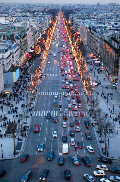 Auringonlasku Champ Elyseessä Pariisissa — kuvapankkivalokuva