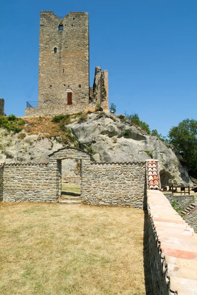 Ruinerna av slottet Carpineti på Emilia Romagna — Stockfoto