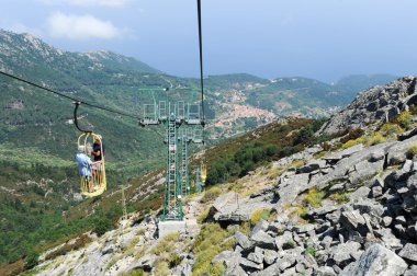 Teleferik Dağı Capanne gidiş insanlar