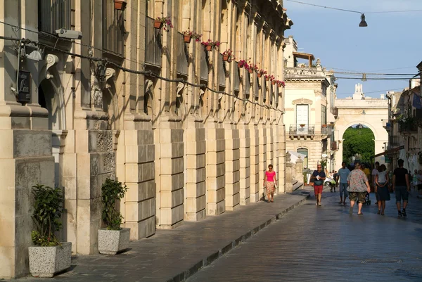 Pessoas andando em um beco de Noto — Fotografia de Stock