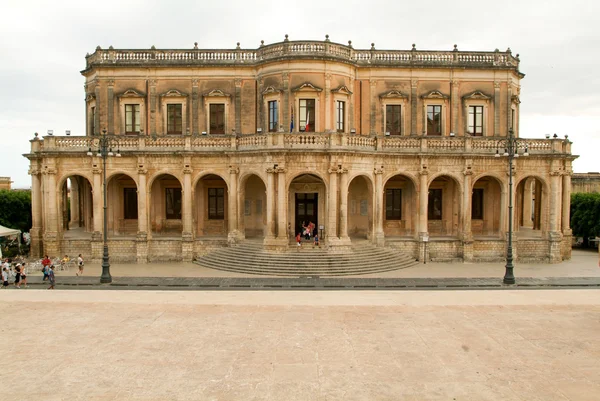 People walking in front of the Ducezio palace at Noto — Stock Photo, Image