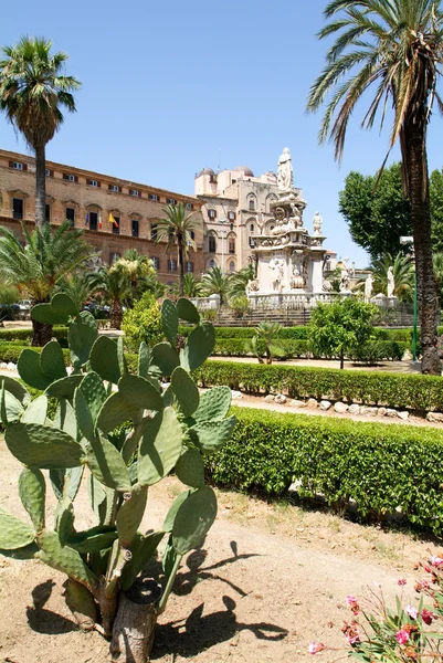 Zahrady před Palazzo dei Normanni v Palermu — Stock fotografie