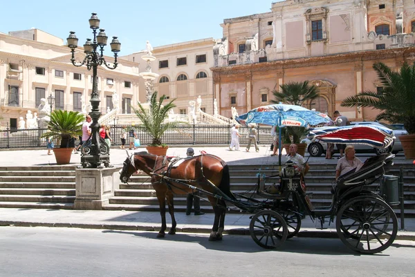 Chariots à cheval sur la Piazza Pretoria avec magnifique fontaine — Photo