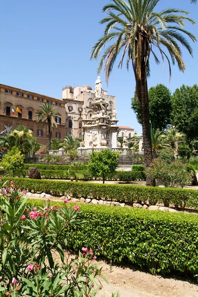 Zahrady před Palazzo dei Normanni v Palermu — Stock fotografie