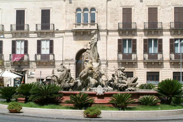 Lidí, kteří jdou Archimede náměstí v Palermu na Itálii — Stock fotografie