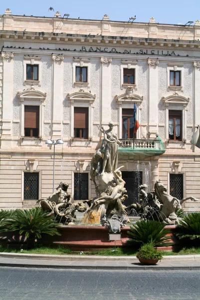 Menschen auf dem Archimede-Platz in Palermo in Italien — Stockfoto