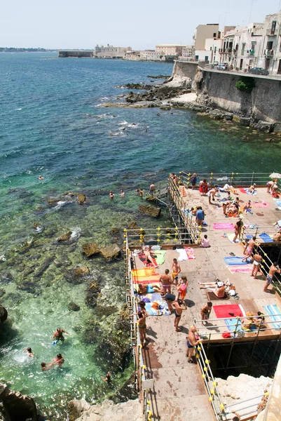 People sunbathing on che coast of Siracusa on Sicily — Stock Photo, Image