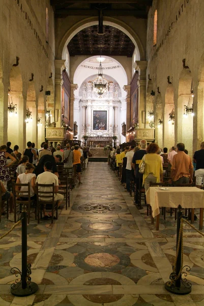 Άνθρωποι προσεύχονται στον καθεδρικό ναό των Συρακουσών στη Σικελία — Φωτογραφία Αρχείου