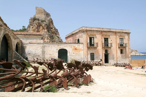 Persone che prendono il sole davanti a Tonnara a Scopello in Sicilia — Foto Stock