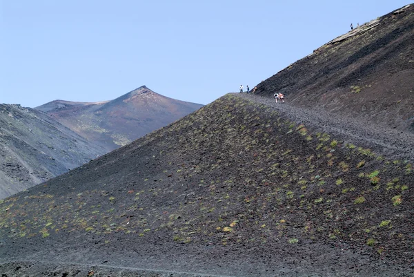People hiking at mount Etna — Stock Photo, Image