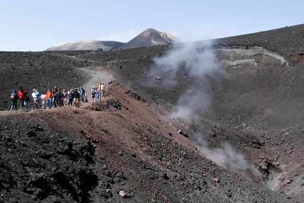 Mensen wandelen op de vulkaan Etna op Sicilië — Stockfoto