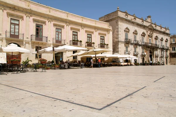 Personas caminando en la plaza de estilo barroco del Duomo en Siracusa —  Fotos de Stock