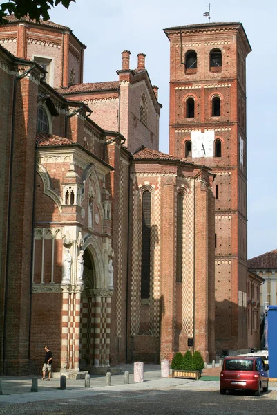 Gente caminando frente a la iglesia en Asti —  Fotos de Stock