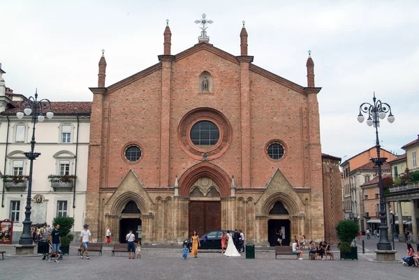 Pessoas andando em frente à igreja em Asti — Fotografia de Stock