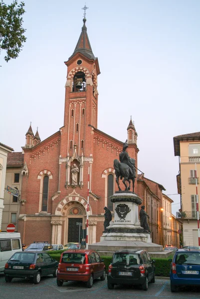 Gente caminando frente a la iglesia en Asti — Foto de Stock