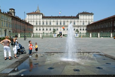 Bir çeşme bir top ile dolaşan çocuk