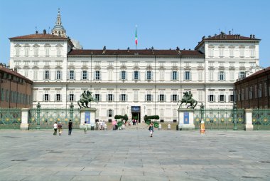 Torino'da Kraliyet Sarayı önünde yürüyen insanlar