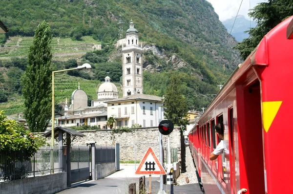 Bernina σαφών τραίνων που φθάνουν σε Tirano στην Ιταλία — Φωτογραφία Αρχείου