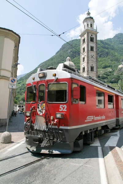Bernina express trein aankomen op Tirano op Italië — Stockfoto