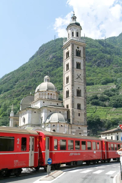 Bernina pociągiem ekspresowym dotarł Tirano, Włochy — Zdjęcie stockowe
