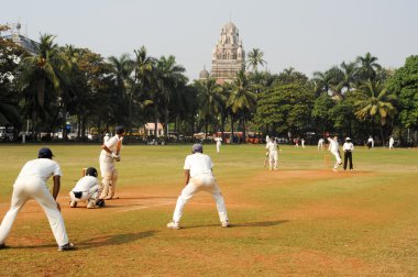 Mumbai central Park'ta kriket oynayan insanlar