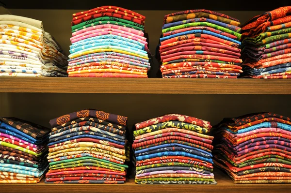 Sari colorido en una tienda de Mumbai —  Fotos de Stock