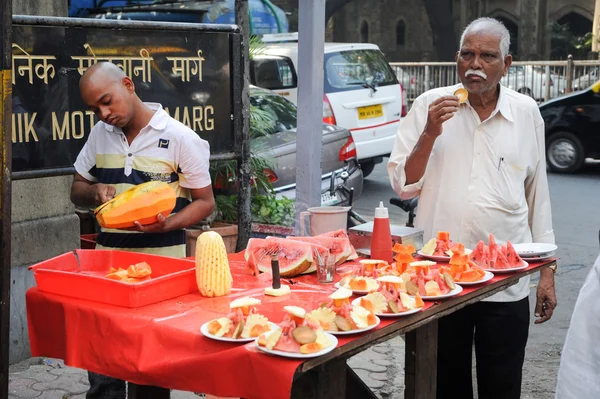 Vendedor vende ensalada de frutas en una calle de Mumbai — Foto de Stock
