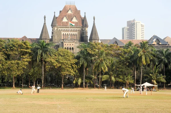 Люди играют в крикет в центральном парке Мумбаи — стоковое фото