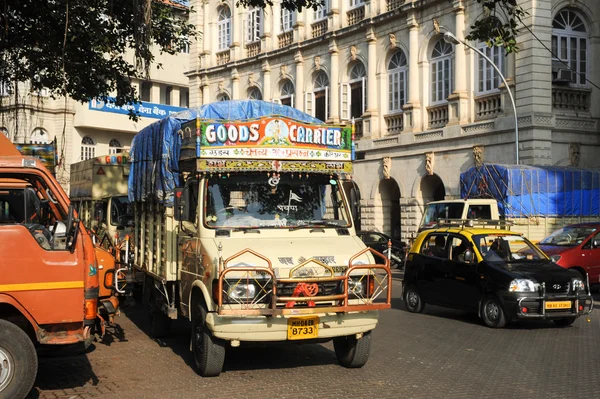 Typiska indiska lastbil på Mumbai — Stockfoto