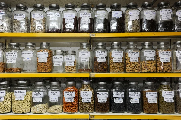 Bottles with a spices shop of Mumbai — Stock Photo, Image