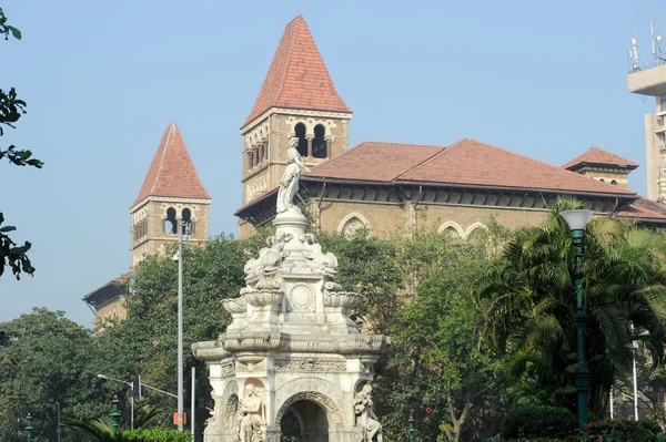 Fuente de flora frente al edificio colonial, India —  Fotos de Stock