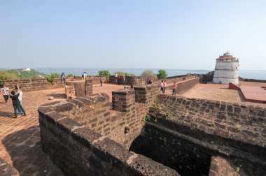 İnsanlar fort Aguada Goa, Hindistan ile ziyaret
